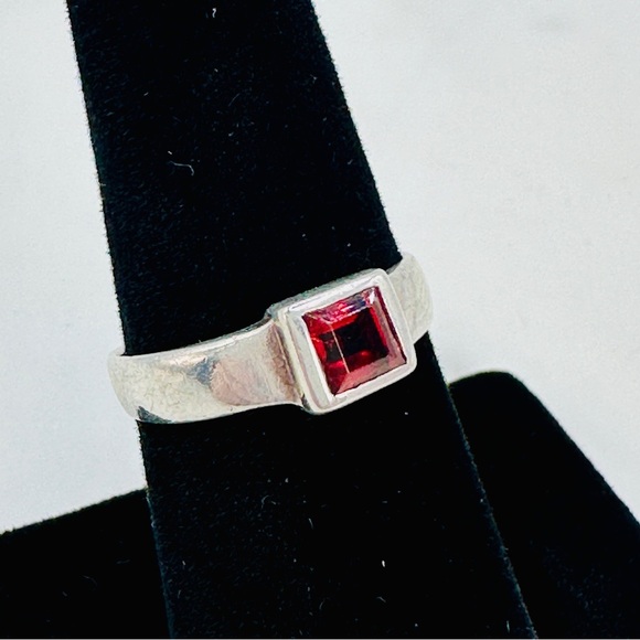 Sterling Silver Ring Garnet  Square Gem  6 3/4 Dainty Modern 925 Unisex - Picture 2 of 12